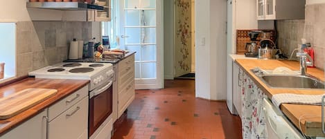 冷蔵庫、コンロ、食器洗い機、コーヒー / ティーメーカー