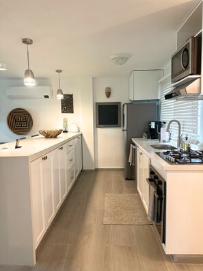 Microwave, oven, coffee/tea maker, toaster - Beautiful Apartment in los Cocos Santa Marta 1 (Santa Marta)