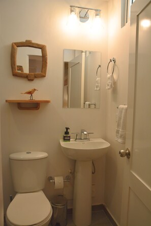 Shower, towels, soap, toilet paper - Beautiful Apartment in los Cocos Santa Marta 1 (Santa Marta)