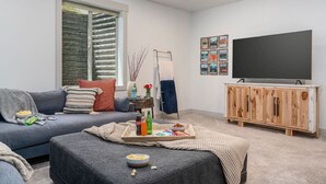 TV, fireplace - Perfect Basecamp for Outdoor Fun (Driggs)