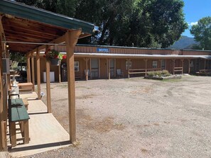 Property grounds - Motel Room on Ark River - 2 beds - 15 min to Salida (Howard)