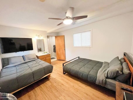 1 bedroom, WiFi, bed sheets. Family Motel Room on Ark River - 2 beds - 15 min to Salida