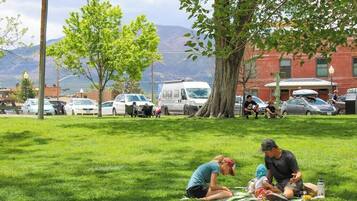 Parkeerplaatsen op het terrein