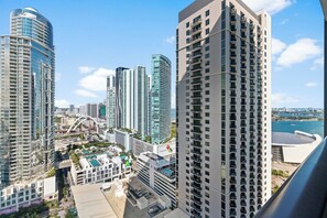 Exterior - Prime Downtown Location, Stay in the heart of Miami’s Worldcenter, just... (Miami)