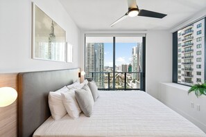 2 bedrooms, iron/ironing board, travel cot, WiFi - Prime Downtown Location, Stay in the heart of Miami’s Worldcenter, just... (Miami)