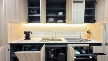 Réfrigérateur, micro-ondes, four, plaque de cuisson