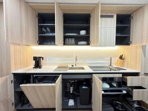 Réfrigérateur, micro-ondes, four, plaque de cuisson