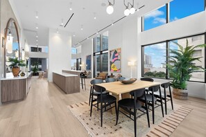 Dining - Prime Location Downtown - Pool, Gym and Free Parking (Miami)