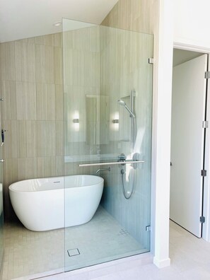 Douche, séchoir à cheveux, serviettes fournies, savon