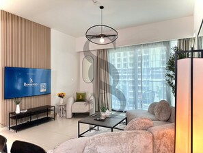 Deluxe-Apartment, Balkon, Stadtblick | Wohnzimmer