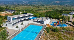 Sports court - Spacious 8-bedroom villa in amazing Grubine with AC (Grubine)