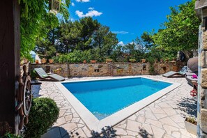 House | Pool - Maslenica Beach Home, Pool & Tavern (Jasenice)