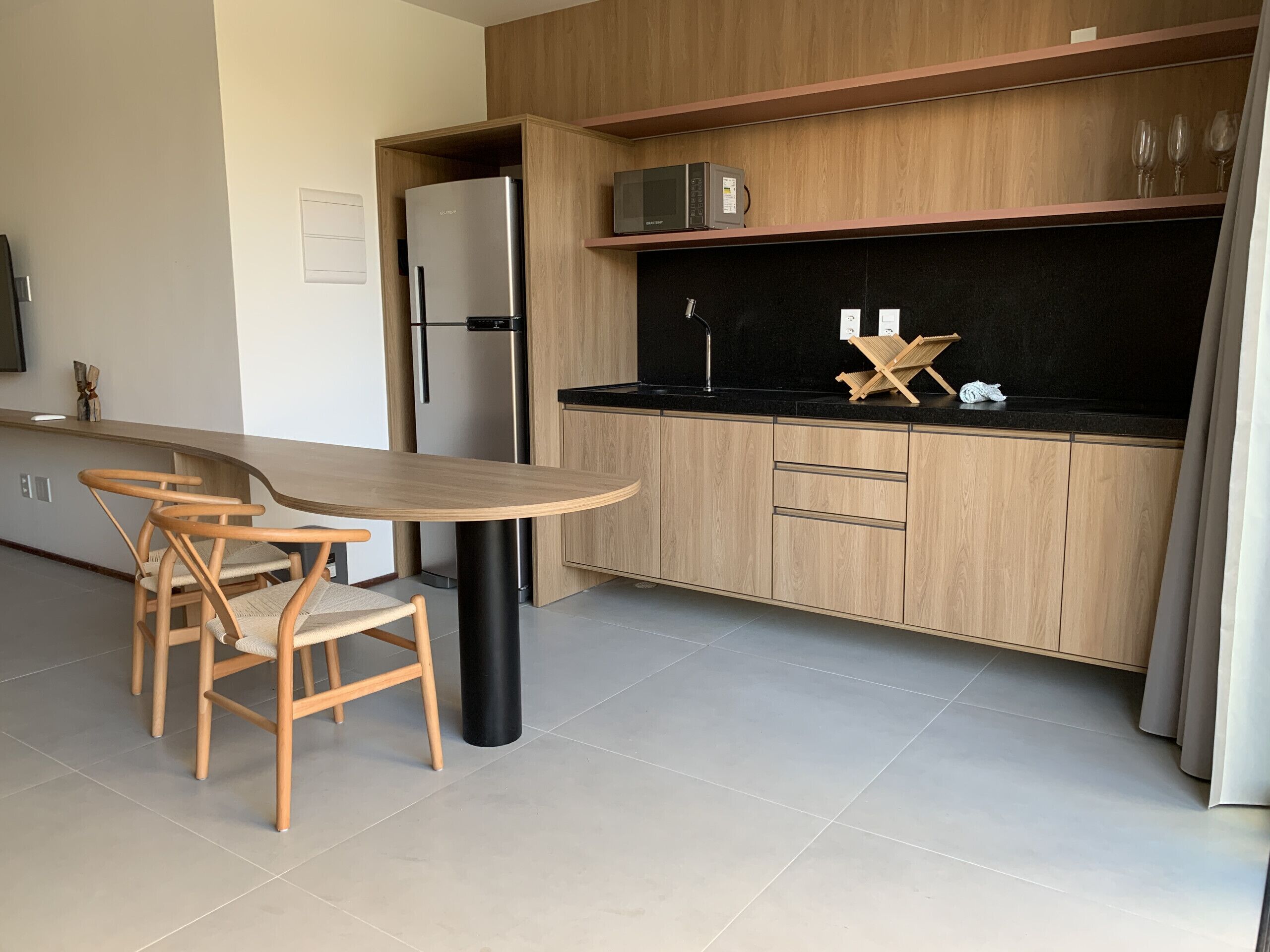 Kylskåp, mikrovågsugn och grytor/köksredskap