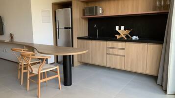 KylskÄp, mikrovÄgsugn och grytor/köksredskap