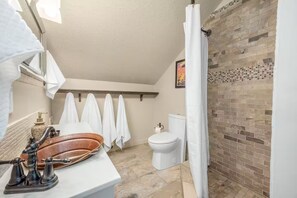 Hårtork, handdukar, tvål och schampo