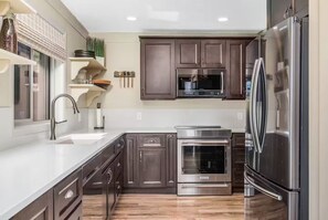 Frigorífico, microondas, horno y placa de cocina