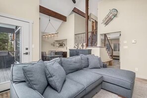 Smart-TV, Kamin, Bücher