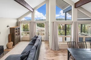 Smart TV, fireplace, books - Upper 2BR • Ski-In/Out Chalet • Tube Town Views (Vernon)