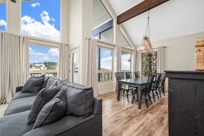 Smart TV, fireplace, books - Upper 2BR • Ski-In/Out Chalet • Tube Town Views (Vernon)