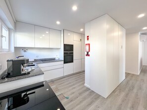 Refrigerador, microondas, horno, placa de cocina