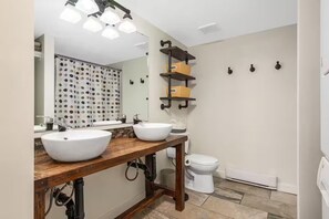 Hårtork, handdukar, tvål och schampo