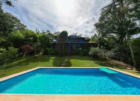 Chalet | Piscina | Una piscina al aire libre