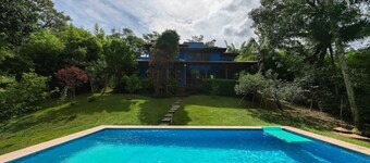 Casa ampla com piscina e churrasqueira 