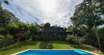 Casa ampla com piscina e churrasqueira