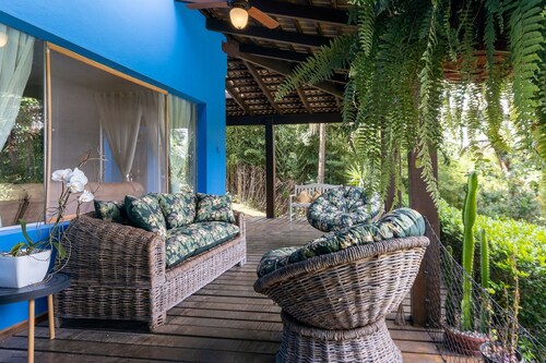 Casa ampla com piscina e churrasqueira 