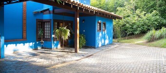 Casa ampla com piscina e churrasqueira 