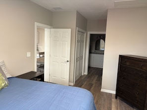 Room - SANDY SHORES BEACHSIDE GETAWAY 3 BEDROOMS, 2 BATHS, STEPS FROM THE OCEAN (Ormond Beach)