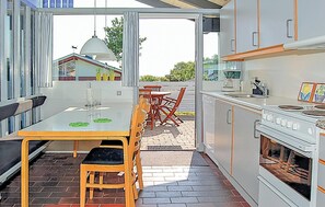 Fridge, stovetop, dishwasher, coffee/tea maker - Lovely home in Aabenraa with house sea view (Aabenraa)