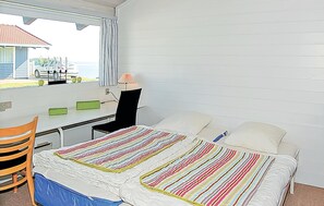 2 bedrooms, travel cot, free WiFi - Lovely home in Aabenraa with house sea view (Aabenraa)