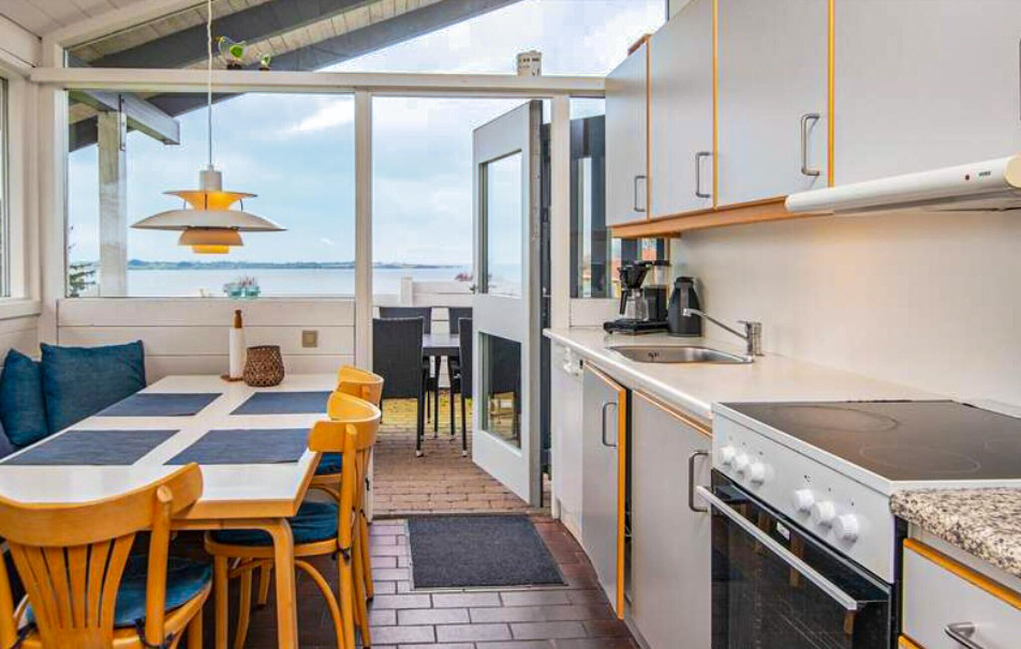 ثلاجة، موقد طهي مسطح، غسالة أطباق، ماكينة لصنع القهوة/الشاي