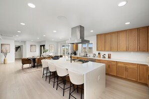 Private kitchen - Luxury 4BR/4BA Contemporary Home in View Park–Windsor Hills (View Park-Windsor Hills)