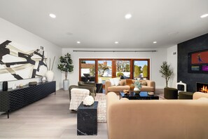 Lobby - Luxury 4BR/4BA Contemporary Home in View Park–Windsor Hills (View Park-Windsor Hills)