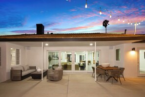 Outdoor dining - Luxury 4BR/4BA Contemporary Home in View Park–Windsor Hills (View Park-Windsor Hills)