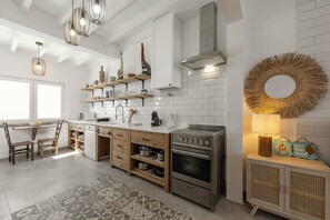 Fridge, microwave, oven, stovetop - Vivenda Oslo - Cozy Coastal Escape (Lourinhã)