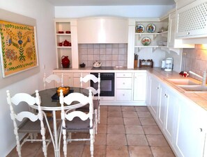 House | Private kitchen - Skaloma Beachfront Seaview Villa Retreat (Dorida)