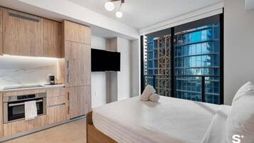 Escritorio, tabla de planchar con plancha, cuna de viaje y wifi