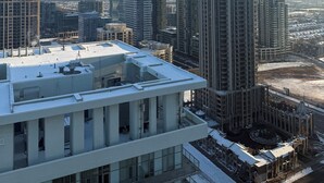 Un edificio de gran altura con un diseño arquitectónico moderno, que cuenta con varios pisos y una destacada torre central.