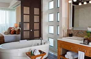 Whirlpool, Haartrockner, Handtücher, Seife