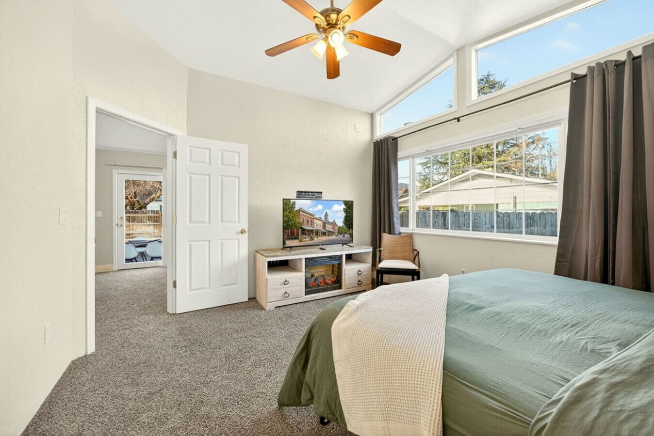 Skrivbord, strykjärn/strykbräda, resesäng och wi-fi