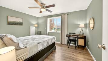 3 habitaciones, escritorio, tabla de planchar con plancha y wifi