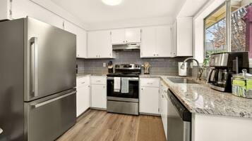 Refrigerador, microondas, horno y parrilla de estufa