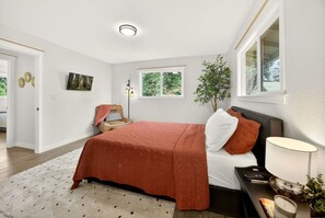 3 bedrooms, desk, travel crib, WiFi
