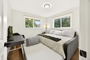 3 Schlafzimmer, Schreibtisch, Reisekinderbett, WLAN