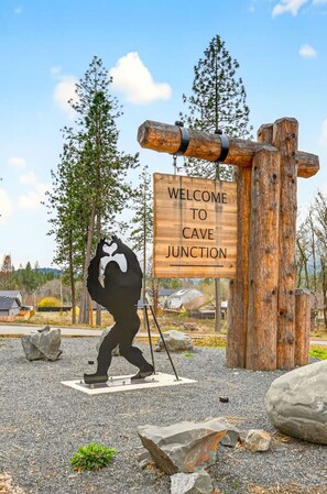 Property grounds - Redwoods Stopover- Near Hiking, Pet Friendly (Cave Junction)