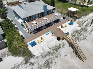 Outdoor dining - Oceanfront Paradise Townhome in Melbourne Beach (Melbourne Beach)