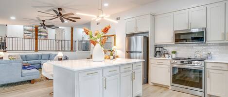 Frigorífico, microondas, horno y placa de cocina